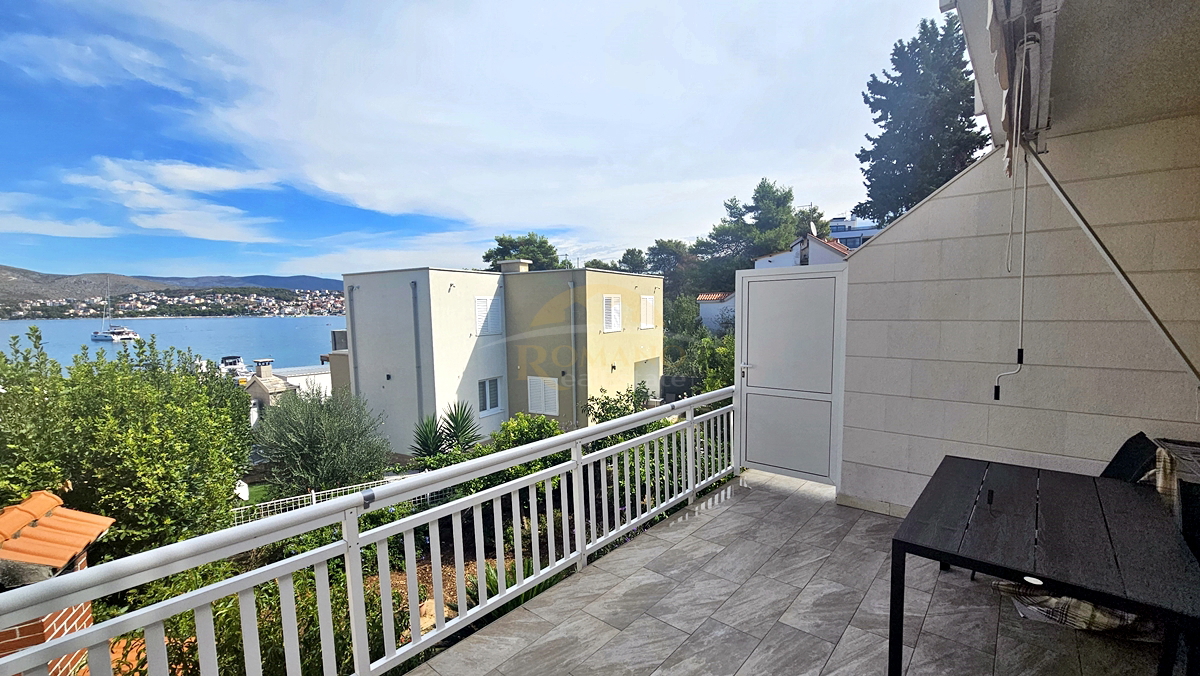 Casa con appartamenti a Okrug Gornji/Čiovo, seconda fila dal mare - 5 appartamenti